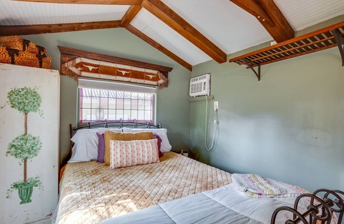 Tomball Apartment | Cozy Studio Cottage in Downtown Tomball!
