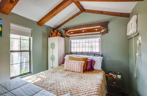 Tomball Apartment | Cozy Studio Cottage in Downtown Tomball!