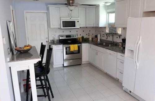 The Hill House | Pet-Friendly Studio Cottage on The Hill - Rated 9.8/10!