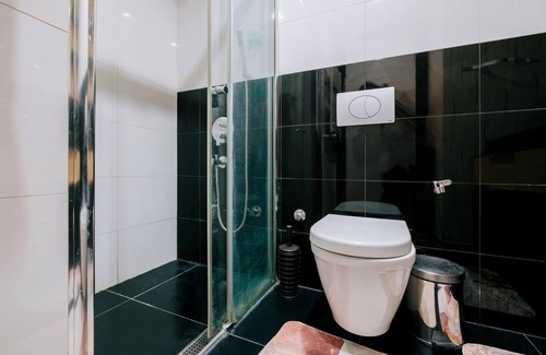 Merter Apartment | Inviting Studio Flat with Balcony Near Marmara Forum