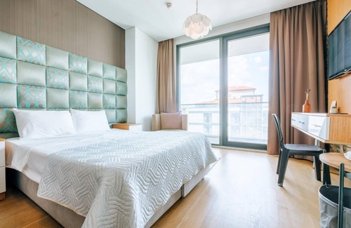 Merter Apartment | Inviting Studio Flat with Balcony Near Marmara Forum