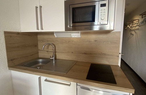 Eclose-Est Apartment | Cozy Apartment Huez: Studio Flat for 4 with Spa & Kitchen