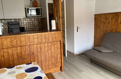 Jeux Apartment | Comfortable Studio Flat Huez for 4 with Spa & Kitchen