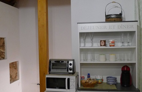 La Zubia Apartment | Intimate Studio Retreat for Two with Pet-Friendly Perks