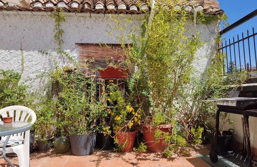 La Zubia Apartment | Intimate Studio Retreat for Two with Pet-Friendly Perks