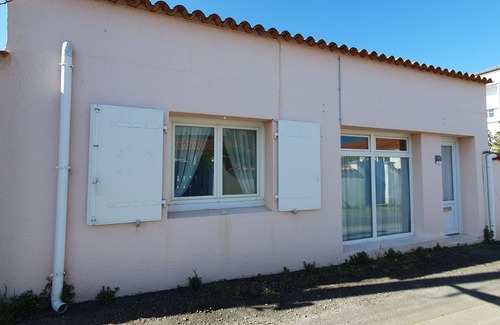 LʼAiguillon-sur-Mer Apartment | Cozy Studio in L'Aiguillon-sur-Mer with Spa & Breakfast