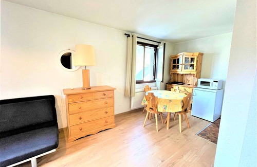 La Salle-les-Alpes Apartment | Cozy Studio Flat in La Salle-les-Alpes for 5 Guests
