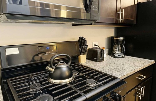 Chicago Apartment | Cozy Studio in Portage Park