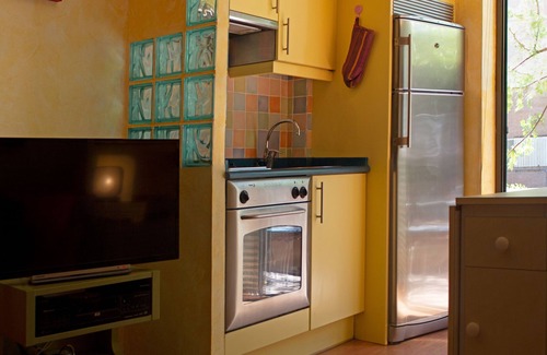 Nueva Espana Apartment | Stylish Studio Retreat in Central Madrid with Spa & Pool