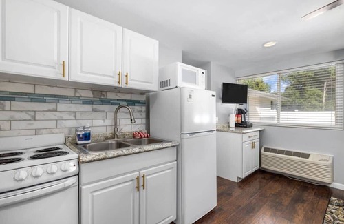 Imperial Apartment | Inviting Studio Retreat in Downtown Kimmswick