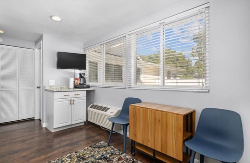 Imperial Apartment | Inviting Studio Retreat in Downtown Kimmswick