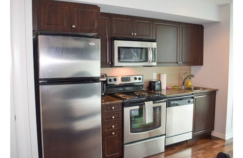Bathurst Quay House | Ideal Studio Retreat in the Heart of Toronto - 10/10 Rated