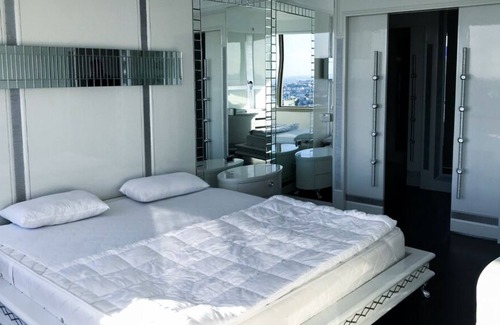 Gaziosmanpasa Condo | Inviting Studio Residence with Oceanfront Views in Besiktas