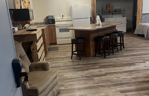 Redfield Apartment | Charming Studio Retreat with AC & WiFi by Cottonwood Lake