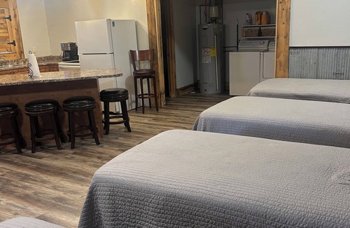 Redfield Apartment | Charming Studio Retreat with AC & WiFi by Cottonwood Lake