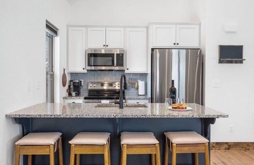 Hollister Cabin | Cozy Studio w Vaulted Ceilings-Free Attraction Tix-Cmty Indoor Pool-Peaceful Pvt Views-Hot Tub