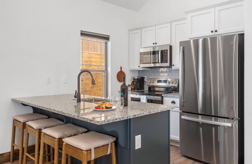 Hollister Cabin | Cozy Studio w Vaulted Ceilings-Free Attraction Tix-Cmty Indoor Pool-Peaceful Pvt Views-Hot Tub