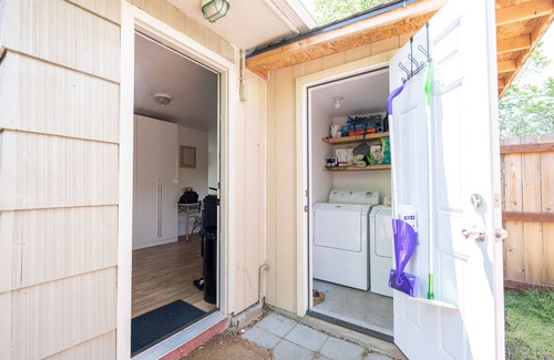 Grants Pass Apartment | Charming Studio with Yard & Spa, Steps from the Hospital
