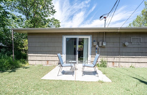 Grants Pass Apartment | Charming Studio with Yard & Spa, Steps from the Hospital