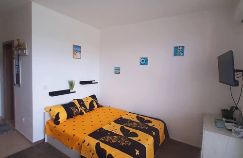 Byala Apartment | Cozy studio with WiFi, AC and pool in enchanting Byala, 500m from the sea