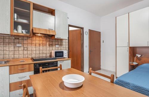 Chianchitta-Pallio Apartment | Inviting Studio with Balcony, Pet & Child-Friendly Amenities
