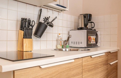 Neulerchenfeld Apartment | Chic 1-BR Studio Retreat: Perfect Family Getaway