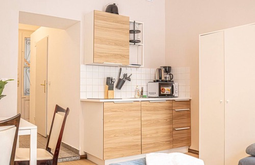 Neulerchenfeld Apartment | Chic 1-BR Studio Retreat: Perfect Family Getaway