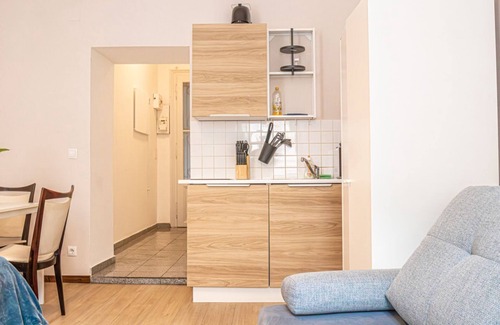 Neulerchenfeld Apartment | Chic 1-BR Studio Retreat: Perfect Family Getaway
