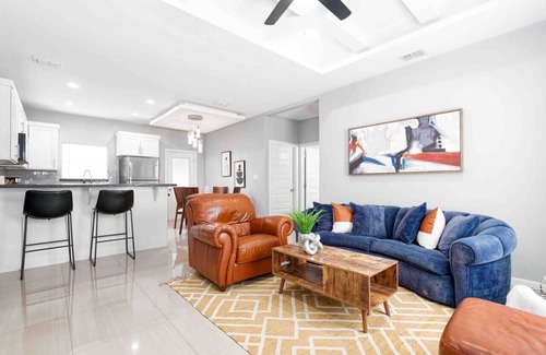 McAllen Apartment | Inviting 3bed/2bath Apartment with Spa & Breakfast