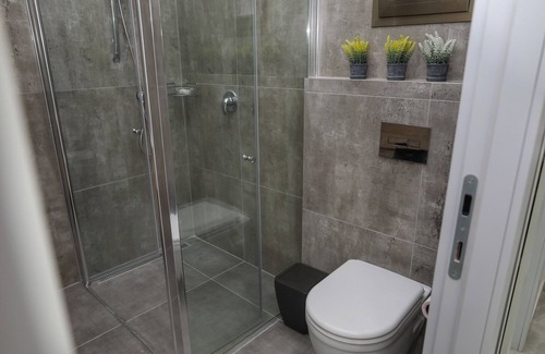 Haifa Apartment | Stylish Retreat Near Baha'i Gardens and German Colony