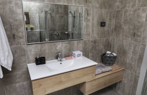 Haifa Apartment | Stylish Retreat Near Baha'i Gardens and German Colony