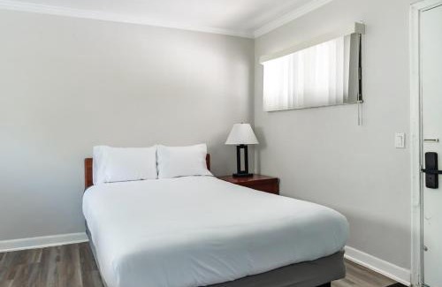 Riverview Apartment | Cozy Stylish Downtown Detroit Flat Sleeps 2 WiFi