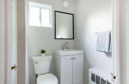 Riverview Apartment | Cozy Stylish Downtown Detroit Flat Sleeps 2 WiFi