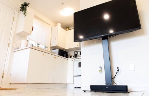 Fraserview House | Inviting Suite in Vancouver with Spa and Kitchen Access