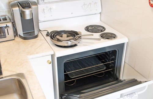 Fraserview House | Inviting Suite in Vancouver with Spa and Kitchen Access