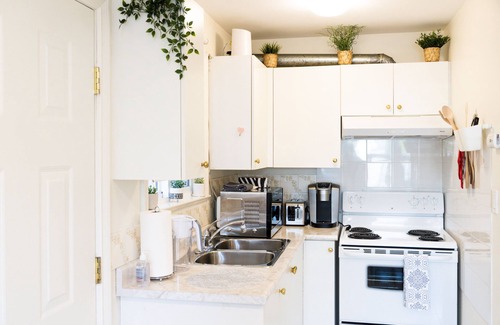 Fraserview House | Inviting Suite in Vancouver with Spa and Kitchen Access