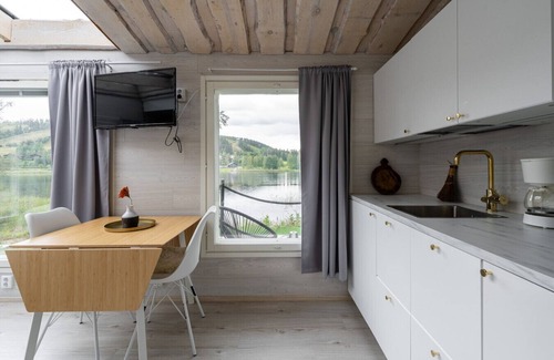 Jamsa Cabin | Cozy Suite on Himosranta with Lake Views & Sauna