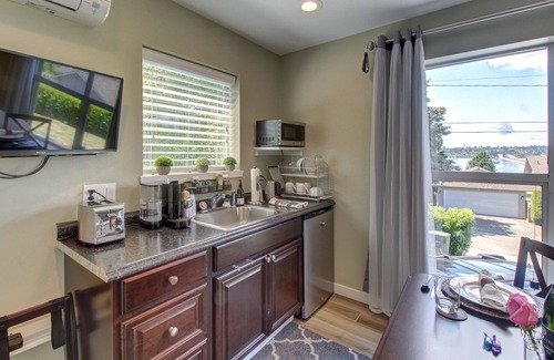 Mercer Island Apartment | Inviting Suite with Lake Views, Hot Tub & Great Amenities