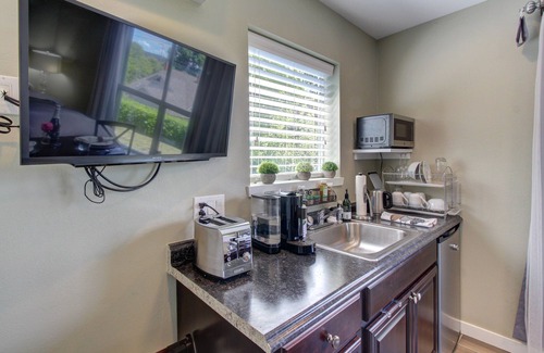 Mercer Island Apartment | Inviting Suite with Lake Views, Hot Tub & Great Amenities