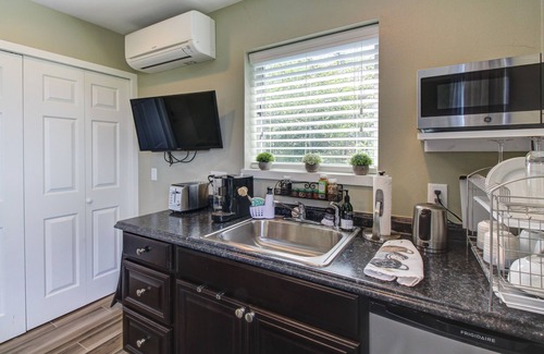 Mercer Island Apartment | Inviting Suite with Lake Views, Hot Tub & Great Amenities