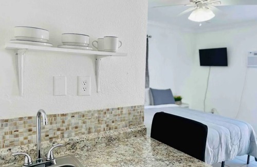 Kendale Lakes House | Private Suite Near Dolphin Mall & Airport with Spa Access