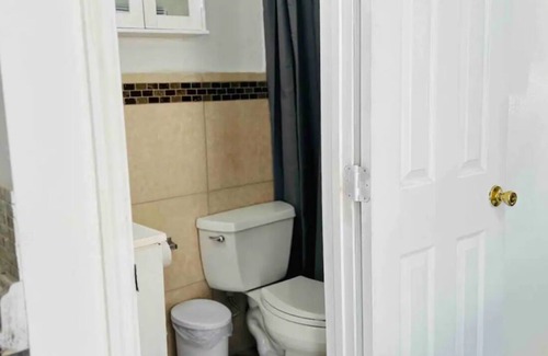 Kendale Lakes House | Private Suite Near Dolphin Mall & Airport with Spa Access