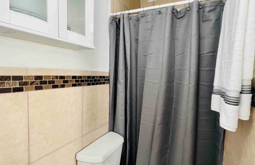 Kendale Lakes House | Private Suite Near Dolphin Mall & Airport with Spa Access