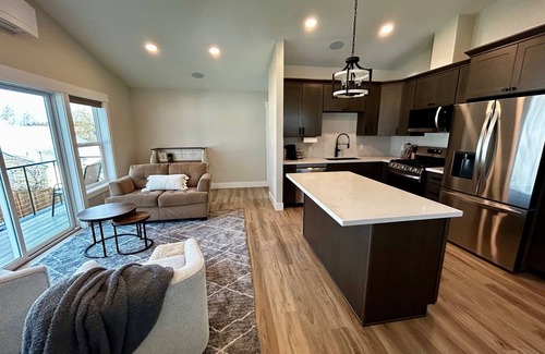 Anacortes House | Charming Sunrise Oasis Near Downtown with Spa & Breakfast