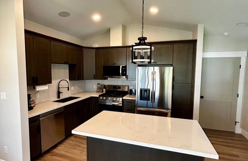 Anacortes House | Charming Sunrise Oasis Near Downtown with Spa & Breakfast