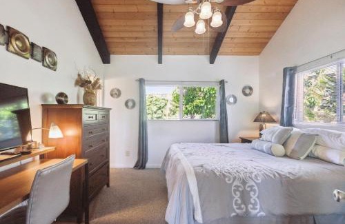 Kalaoa House | Inviting Sunset Views with Lanai - Walk to the Beach