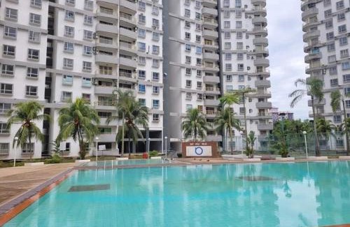 Baharu Apartment | Charming Bayview Villa: 4-Star, Pool & Family Friendly