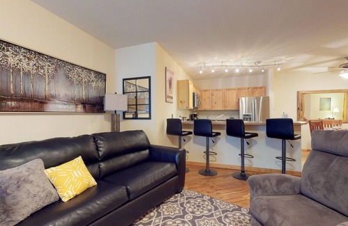 Mountain House Condo | Inviting Condo with Hot Tub & Private Patio near Mtn House
