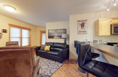 Mountain House Condo | Inviting Condo with Hot Tub & Private Patio near Mtn House