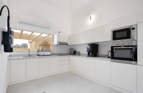 Al Mankhool House | Charming Three Bedroom Retreat Perfect for Families